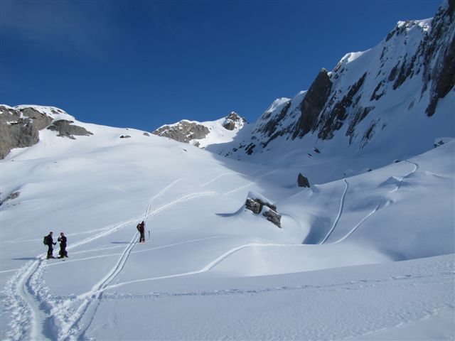 #3 dans la dernière combe : enfin du soleil! le col au fond! combe magnifique! dans la dernière combe : enfin du soleil! le col au fond! combe magnifique!