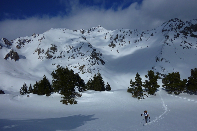 #6 Remontée bonus : sur la crête du Serre D Remontée bonus : sur la crête du Serre D'auloueilh, au N du lac de Portarras. Au fond le pic d'Aulon et sa face S