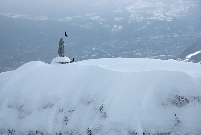 #2 La vierge : qui protège la vallée et sert aussi de support aux chocards. La vierge : qui protège la vallée et sert aussi de support aux chocards.