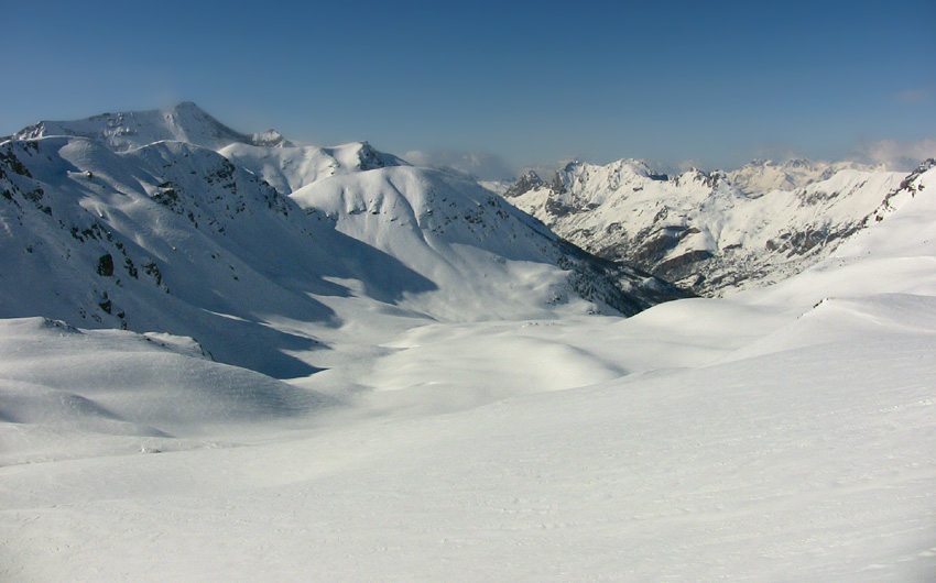 #11 Vue du Col sur le vallon de Sanguinière, le sommet du Cimet sur la gauche et le Chapeau de Gendarme sur la droite Vue du Col sur le vallon de Sanguinière, le sommet du Cimet sur la gauche et le Chapeau de Gendarme sur la droite