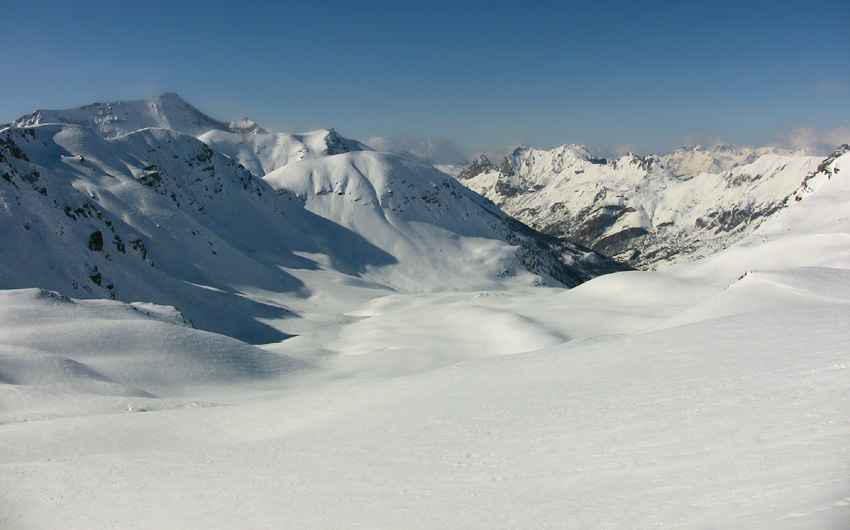 Vue du Col sur le vallon de Sanguinière, le sommet du Cimet sur la gauche et le Chapeau de Gendarme sur la droite