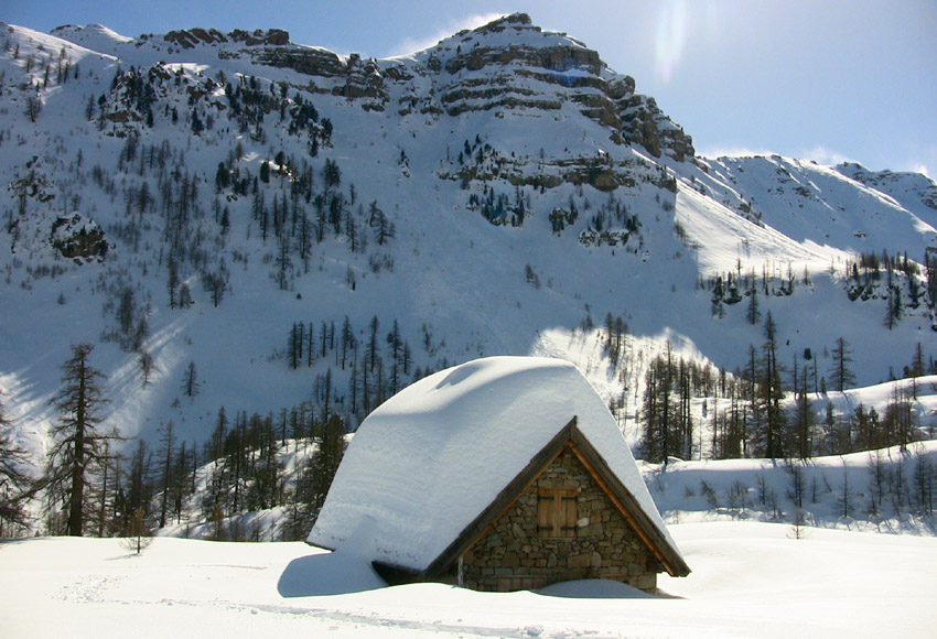 La Cabanne croule sous la neige et la Serre de la Braisse