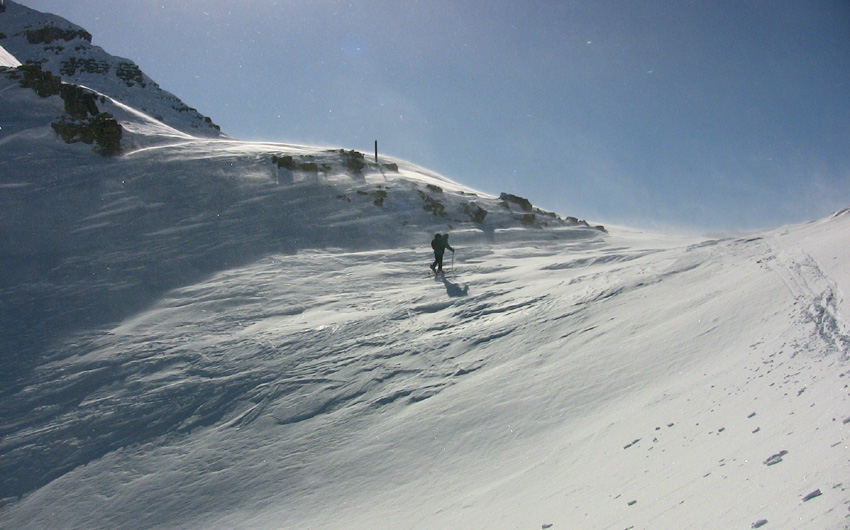 Arrivé au Col , l'abri du col a complètement disparu sous le neige