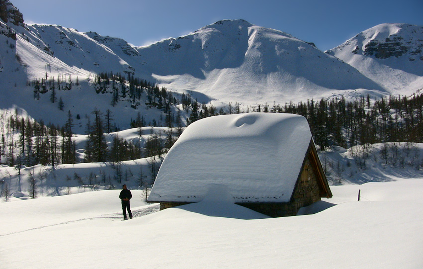 Belle couche de neige sur la Cabanne, en A/R plan Tête Ronde au centre et Tête de Sanguinière à droite