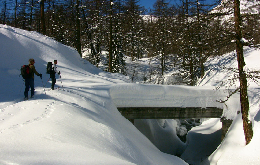 #5 Pont de Sestrieres : 2m d Pont de Sestrieres : 2m d'épaisseur sur le pont, le panneau du parc a completement disparu sous la neige