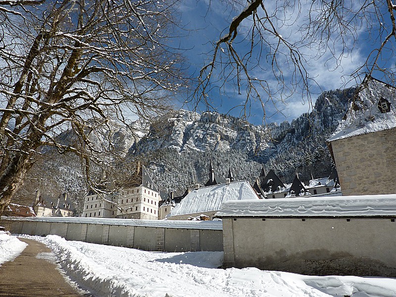 #9 Monastère : Le monastère au pied du Grand Som Monastère : Le monastère au pied du Grand Som