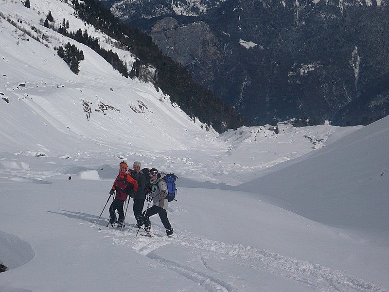 #13 Le vallon, : ses rochers et ses skieurs heureux! Le vallon, : ses rochers et ses skieurs heureux!