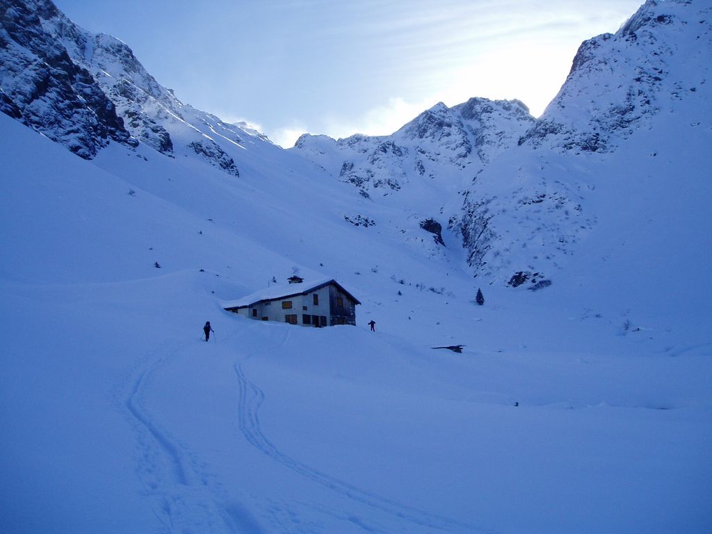 #1 Refuge de la combe Madame : Le refuge avec quelques visiteurs Refuge de la combe Madame : Le refuge avec quelques visiteurs