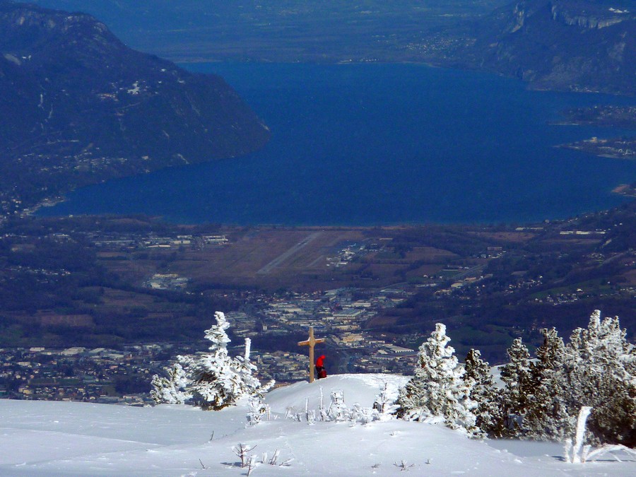 Granier : La croix et son pénitent. Prêt pour un plouf dans le lac?