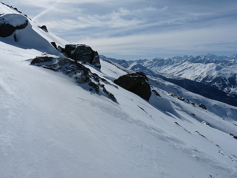 #22 la montée de la pente terminal : La vue au sud, sur massif des Aiguilles d la montée de la pente terminal : La vue au sud, sur massif des Aiguilles d'Arves et des Ecrins au loin.