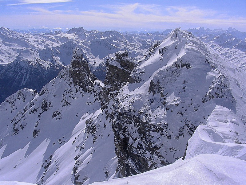 #8 Sommet - Croix du Brequin : Vue sur la Croix du Mont Brequin, et le jumeau du sommet (qu Sommet - Croix du Brequin : Vue sur la Croix du Mont Brequin, et le jumeau du sommet (qu'on croit être le sommet quand on est vers Saint Michel)