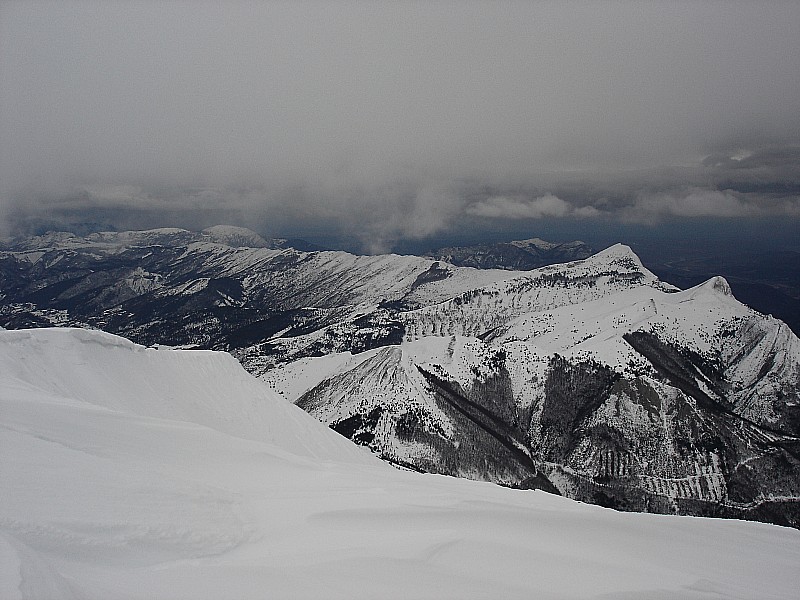 Gris : Sommets de Cucuyon et de Couard et montagne de Coupe sous la mouise