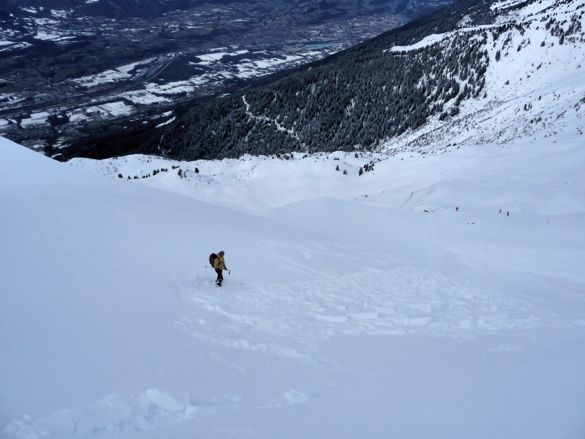 Face NW du petit Arc : Une plaque est partie au premier virage, sous les skis de Rainier.