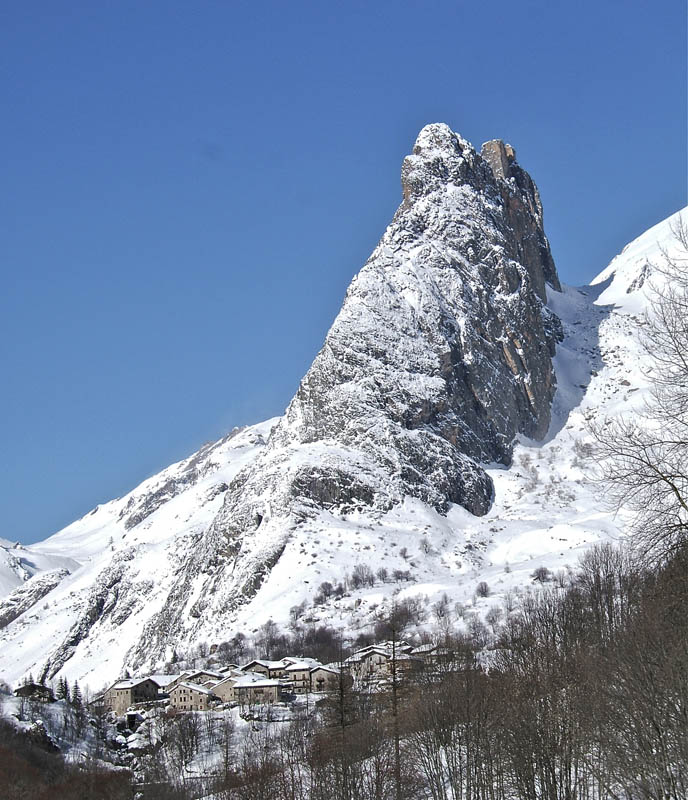 Estelletta : M.Castello ou Croce Provenzale écrasant par sa masse, le village de Chiappera.