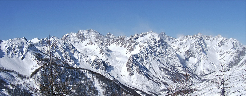 Estelletta : De droite à gauche, Sciaslaras, Brec de l'Homme, Aig. et Brecde Chambeyron, Rocca Bianca, Tête des Brequets, Sautron et la pointe blanche de Mte Soubeyran.