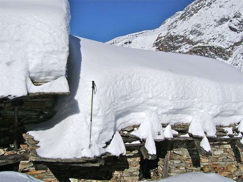 Estelletta : Pus de 1,50m de neige sur les toitures, les gens commencent a avoir peur du redoux et que leurs toits se déchargent d'un seul coup.