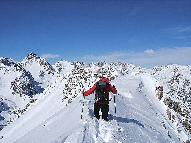 #8 Cassin : J Cassin : J'essaye de prolonger la crête vers le point 2639m pour voir si la vue est meilleure. Mais j'ai du renoncer brassage avec neige jusqu'à l'entre jambe, j'aurai du garder les skis.