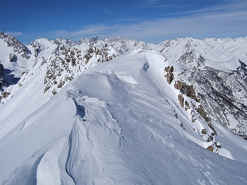 #6 Cassin : Le sommet et tout au fond de sa crête le Col du Marinet.
Vue imprenable sur tous les 3000m frontaliers du secteur. Cassin : Le sommet et tout au fond de sa crête le Col du Marinet.
Vue imprenable sur tous les 3000m frontaliers du secteur.