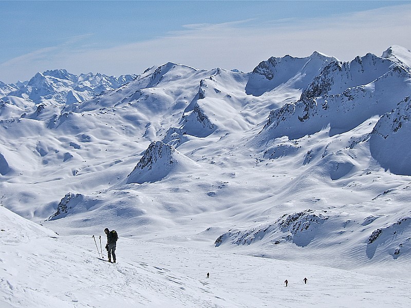 #11 Cassin : Monique se prépare à la descente avec au loin Mte Bodoira et Mte Giordano des classiques de Preït. Cassin : Monique se prépare à la descente avec au loin Mte Bodoira et Mte Giordano des classiques de Preït.