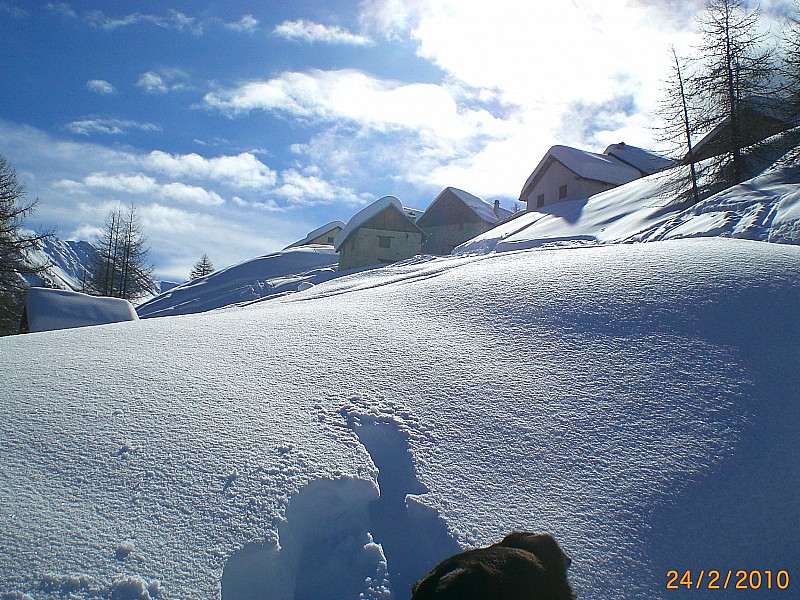 #1 mélézin : arrivée aux chalets du Mélézin très enneigés. mélézin : arrivée aux chalets du Mélézin très enneigés.