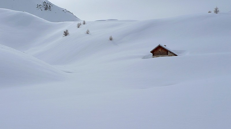 #3 La cabane sous le col : un paquet de neige ! La cabane sous le col : un paquet de neige !