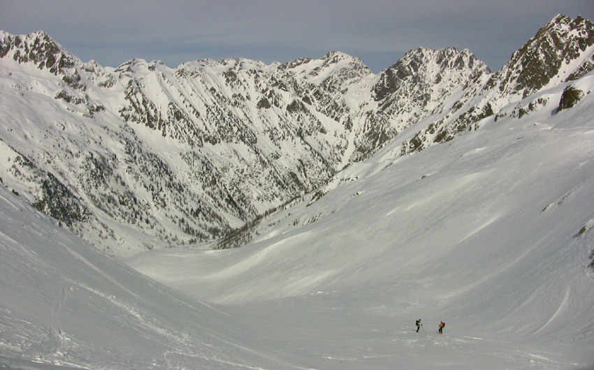 Belles combes sur le haut du vallon de la Balme Guillié avec en toile de fond le Mt Matto sur la doite