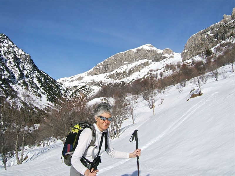 #2 Palù en Tanaro : Vallon de Carnino,montée, à gauche du sommet derrière Monique et à droite le Passo Delle Menestrelle voie de descente. Palù en Tanaro : Vallon de Carnino,montée, à gauche du sommet derrière Monique et à droite le Passo Delle Menestrelle voie de descente.