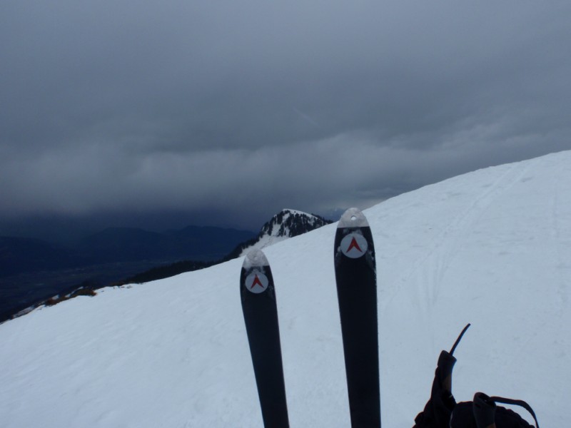 bec charvet : le bec Charvet derriere les skis .... 
en bas c'est noir