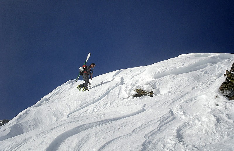 Arête d'accès au pic d'Aulon : neige travaillée par le vent, crampons utiles (pour une fois...)