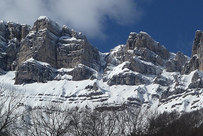 #8 couloir nord est : les rochers du milieu manquent de neiges couloir nord est : les rochers du milieu manquent de neiges