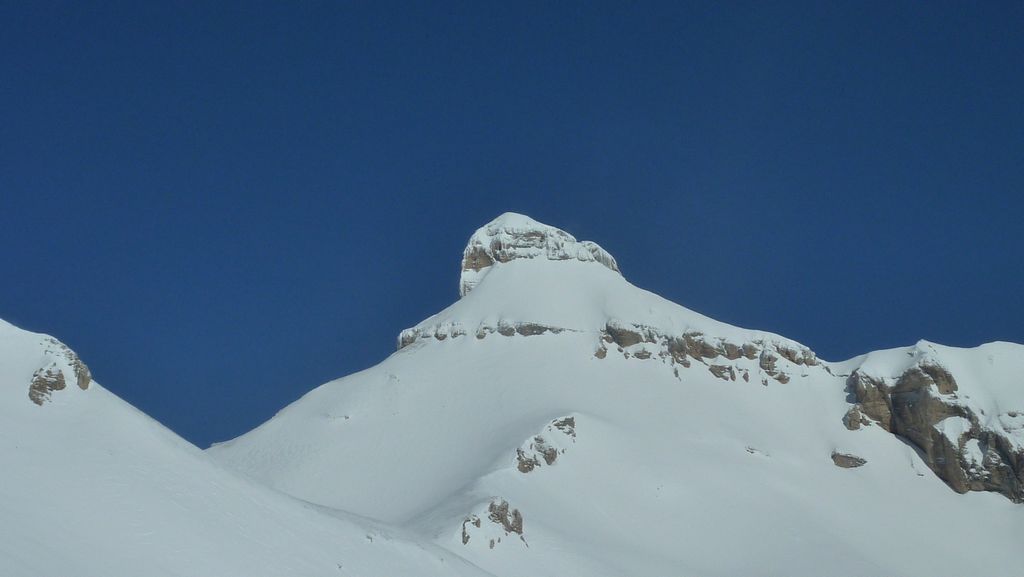 #2 Grand Ferrand Face Sud : enneigement enorme en altitude cette année dans le Devoluy. on ne voit presque plus la faiblesse de la barre Grand Ferrand Face Sud : enneigement enorme en altitude cette année dans le Devoluy. on ne voit presque plus la faiblesse de la barre