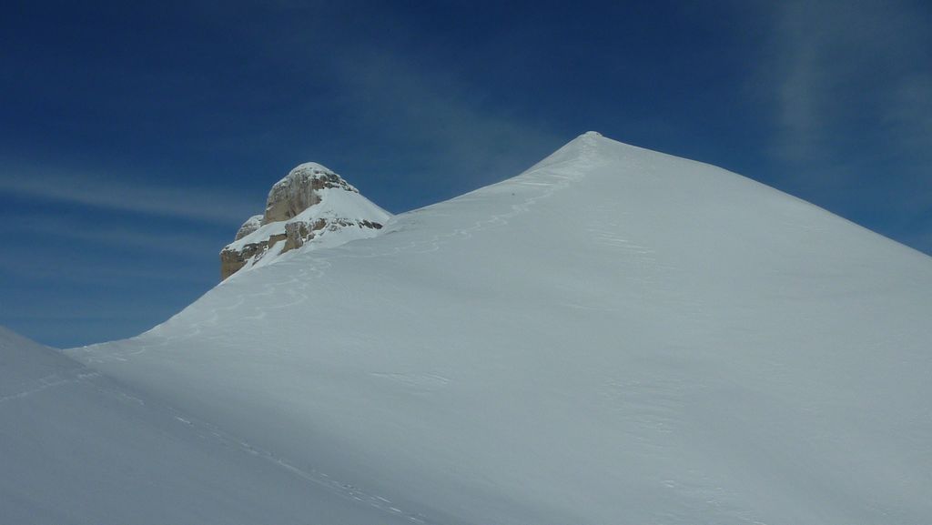 Tete de Vallon Pierra : descente sur l'epaule SW en super neige pour pas perdre trop de deniv