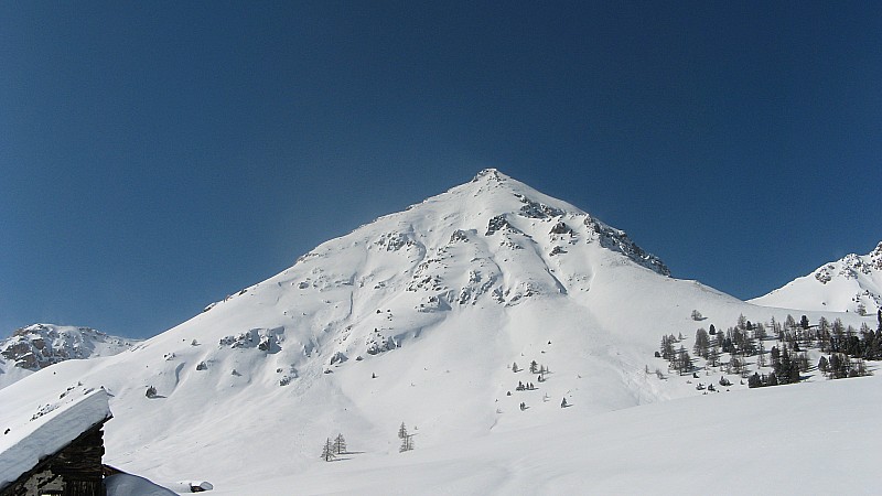#6 Un des chalets de l Un des chalets de l'Izoard avec le Gd Peygu en arrière plan.