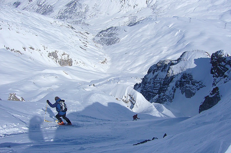 Grand Perron des encombres : Dans le haut du couloir,3 skitouriens nous précedent !