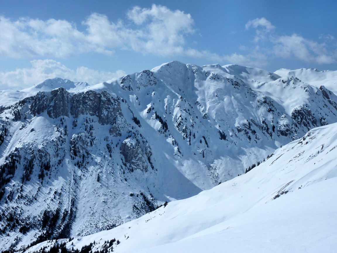 #14 Face NE de la Pointe du Col : Le couloir parcouru se situe à gauche du sommet, vers la Pointe de Janatan. Face NE de la Pointe du Col : Le couloir parcouru se situe à gauche du sommet, vers la Pointe de Janatan.