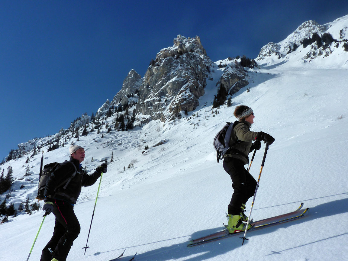 #3 Devant la Roche de Janatan : Nous quittons le fond de vallée pour le couloir NE. Devant la Roche de Janatan : Nous quittons le fond de vallée pour le couloir NE.