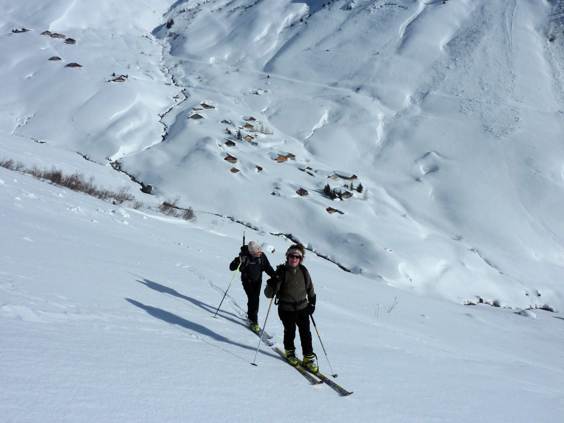 #4 Au pied du couloir : Nous montons juste au dessus du village de la Pesée. Au pied du couloir : Nous montons juste au dessus du village de la Pesée.