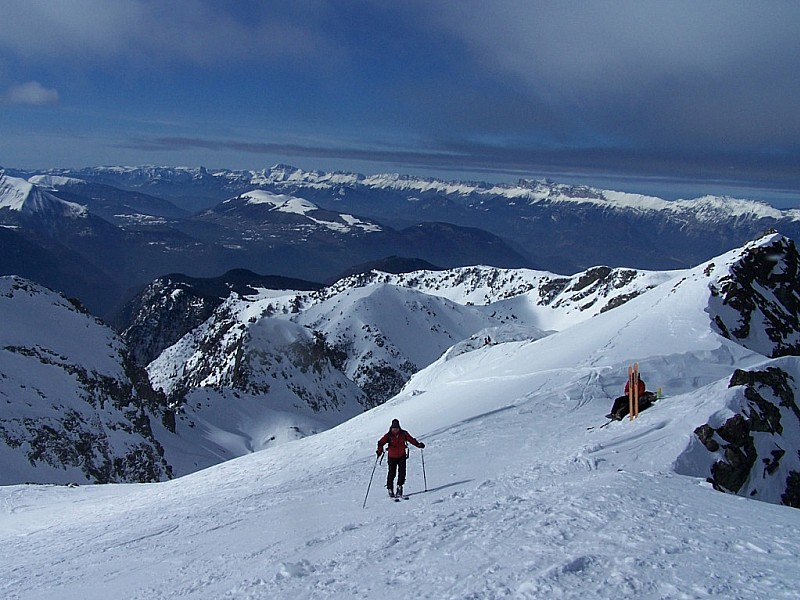 #5 Grnad Vans : Jérôme arrive au sommet du Grand Vans, derriere, la barrière du Vercors. Grnad Vans : Jérôme arrive au sommet du Grand Vans, derriere, la barrière du Vercors.
