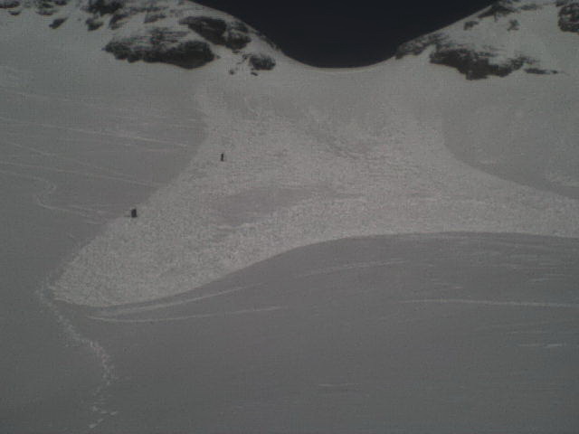 #4 La plaque déclenchée et les deux aimables randonneurs venus m La plaque déclenchée et les deux aimables randonneurs venus m'aider.