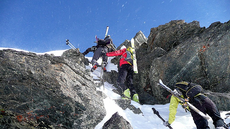 sur l'arête : à à à la queue ...