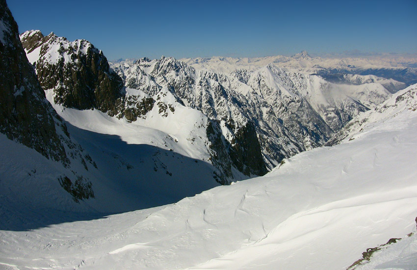 Vue du Pas Est:  L'Italie, Le Viso et sur le droite la combe qui mène au pas Ouest