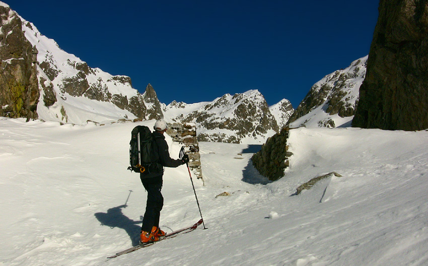 Mur des Italiens: Patrick admire le Cayre Colomb