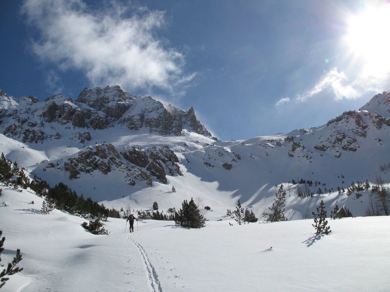 #5 Le Col, fin du vallon : la petite barre se contourne à l Le Col, fin du vallon : la petite barre se contourne à l'extrème gauche de la photo