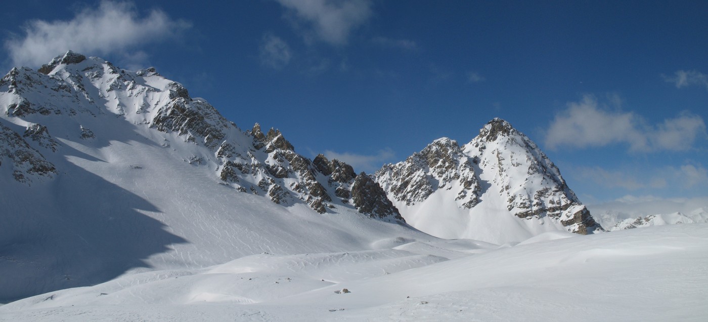 #1 étendue du Col : à droite : Roche des Prés. à gauche : Pointe des Grands Becs étendue du Col : à droite : Roche des Prés. à gauche : Pointe des Grands Becs