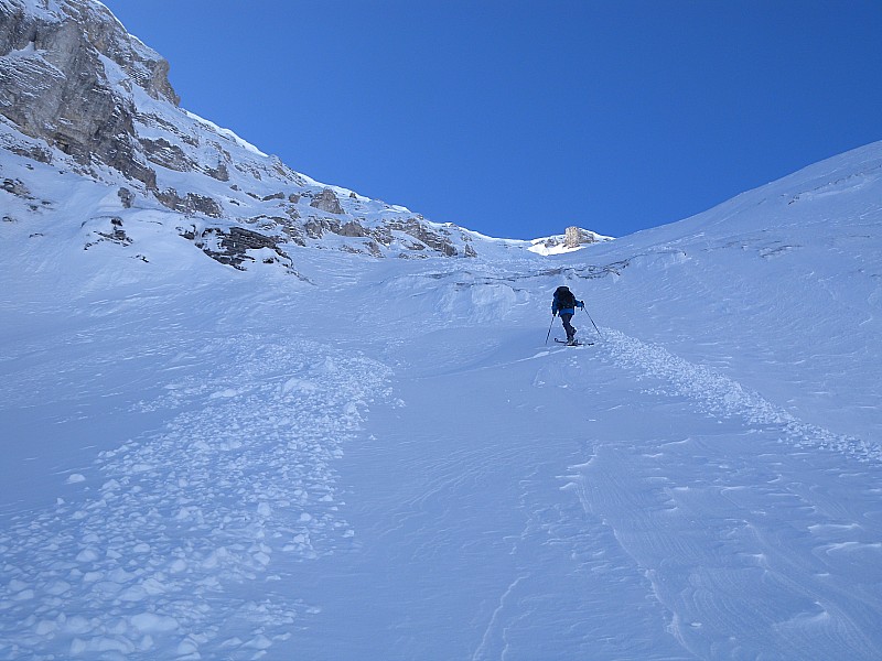 #2 Verrou combe ratin : on arrive à éviter les restes de l Verrou combe ratin : on arrive à éviter les restes de l'avalanche. On devine la glace vive au-dessus D'Armand