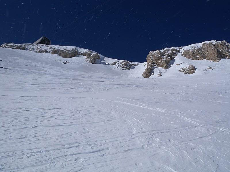 #4 la sortie de la Combe Ratin : A gauche le bombé vitrifié, à droite le petit couloir permettant de l la sortie de la Combe Ratin : A gauche le bombé vitrifié, à droite le petit couloir permettant de l'éviter