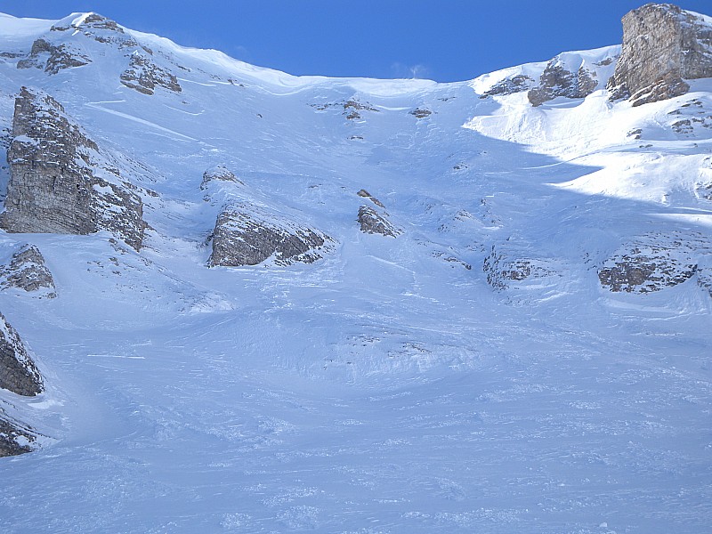 #3 la zone de départ : de l la zone de départ : de l'avalanche La corniche est impressionnante. Pas bouger svp.