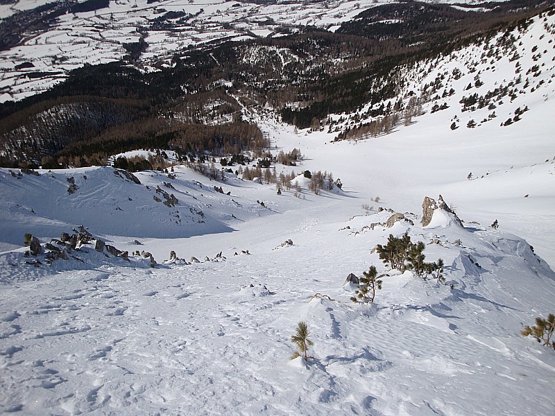 #5 Couloir W : Le couloir plus à droite n Couloir W : Le couloir plus à droite n'était pas en onditions, neige trop dure. On a choisi celui de face ou de gauche (pour Paul). Et là on a éussi à trouver un peu de poudre sympa mais rapidement croutée sur le bas.