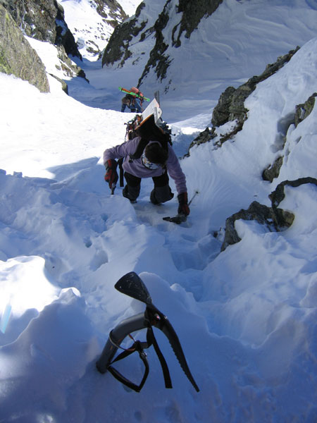#3 Couloir E : Pas très engageant le départ... Le piolet est le bienvenu Couloir E : Pas très engageant le départ... Le piolet est le bienvenu
