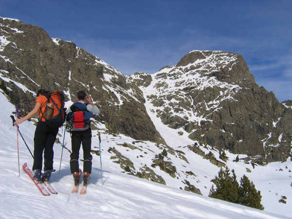 #4 Face S du Tabor : Le couloir S à gauche. Le départ direct du sommet pour une autre fois. Face S du Tabor : Le couloir S à gauche. Le départ direct du sommet pour une autre fois.
